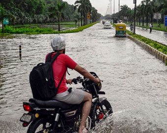 Monsoon: दिल्ली से लेकर पहाड़ों तक आफत में बदली बारिश, जन-जीवन हुआ अस्त-व्यस्त