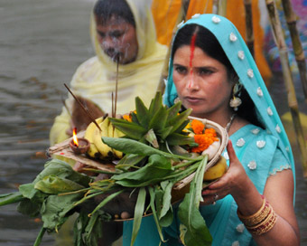 Photo : डूबते सूर्य को अर्ध्य देने यमुना किनारे उमड़ा पूर्वांचल