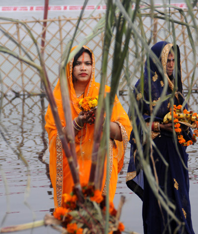 Photo : डूबते सूर्य को अर्ध्य देने यमुना किनारे उमड़ा पूर्वांचल Photo : डूबते सूर्य को अर्ध्य देने यमुना किनारे उमड़ा पूर्वांचल
