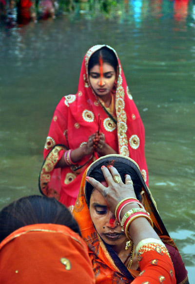 Photo : डूबते सूर्य को अर्ध्य देने यमुना किनारे उमड़ा पूर्वांचल Photo : डूबते सूर्य को अर्ध्य देने यमुना किनारे उमड़ा पूर्वांचल