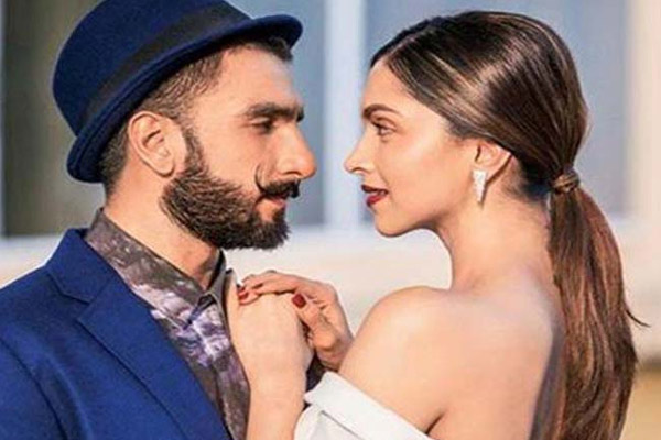 PICS: इटली के लेक कोमो में रणवीर संग दीपिका की हुई कोंकणी रीति-रिवाज से शादी PICS: इटली के लेक कोमो में रणवीर संग दीपिका की हुई कोंकणी रीति-रिवाज से शादी