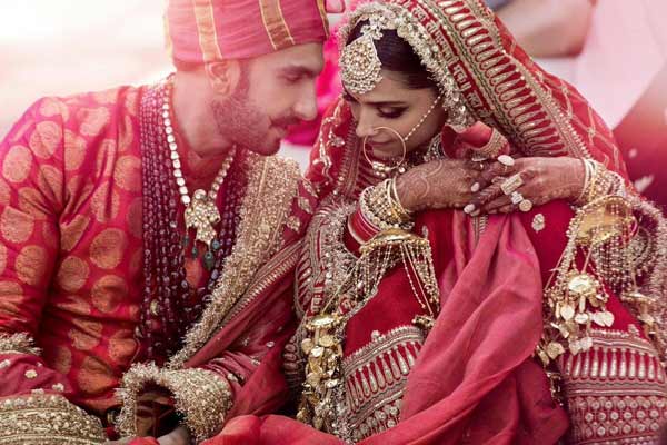 शादी के बाद मुंबई लौटे दीपिका-रणवीर, देखें PHOTOS