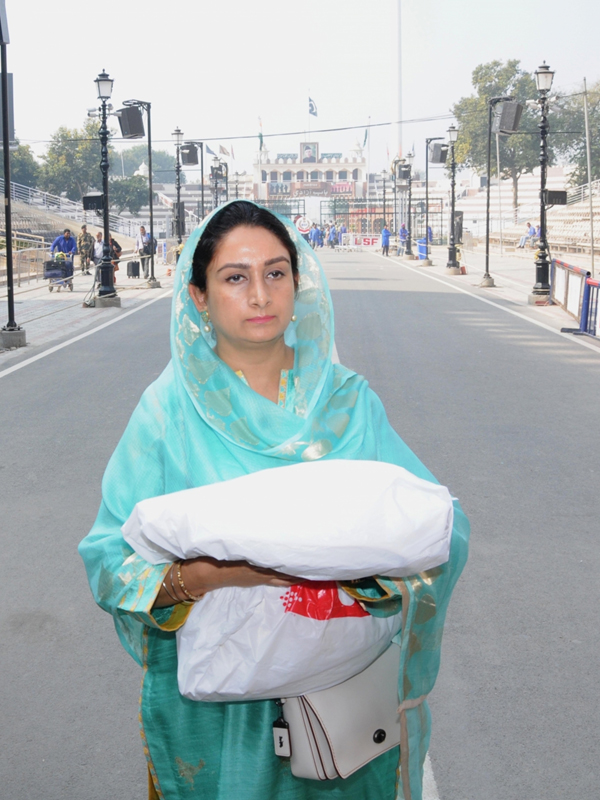 PICS: करतारपुर से मिट्टी लेकर लौटीं केन्द्रीय मंत्री हरसिमरत कौर