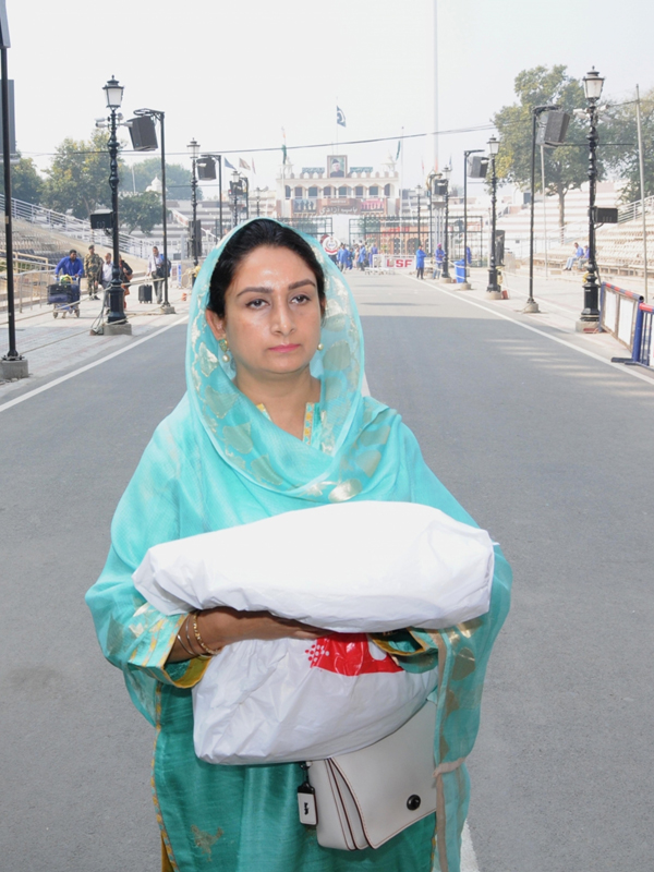 PICS: करतारपुर से मिट्टी लेकर लौटीं केन्द्रीय मंत्री हरसिमरत कौर PICS: करतारपुर से मिट्टी लेकर लौटीं केन्द्रीय मंत्री हरसिमरत कौर