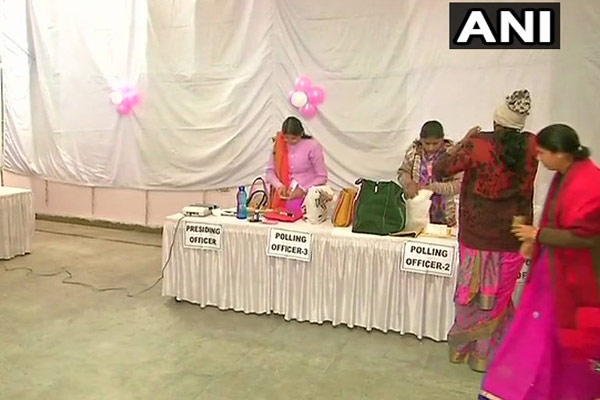 राजस्थान: कहीं झुर्रियों वाले चेहरे से तो कहीं घूंघट के पीछे से मुस्कुराया लोकतंत्र राजस्थान: कहीं झुर्रियों वाले चेहरे से तो कहीं घूंघट के पीछे से मुस्कुराया लोकतंत्र