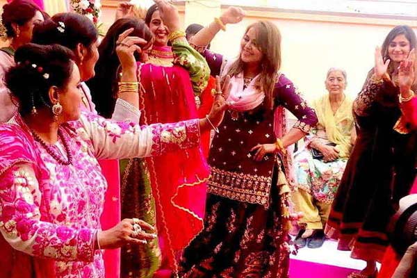 PICS: शादी के बंधन में बंधे कॉमेडी किंग कपिल शर्मा और गिन्नी चतरथ PICS: शादी के बंधन में बंधे कॉमेडी किंग कपिल शर्मा और गिन्नी चतरथ