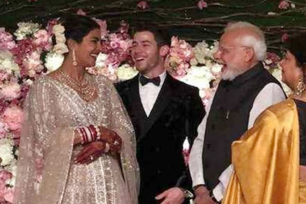 PICS: देखें प्रियंका-निक के मुंबई रिसेप्शन की तस्वीरें, नीली ड्रेस में PICS: देखें प्रियंका-निक के मुंबई रिसेप्शन की तस्वीरें, नीली ड्रेस में