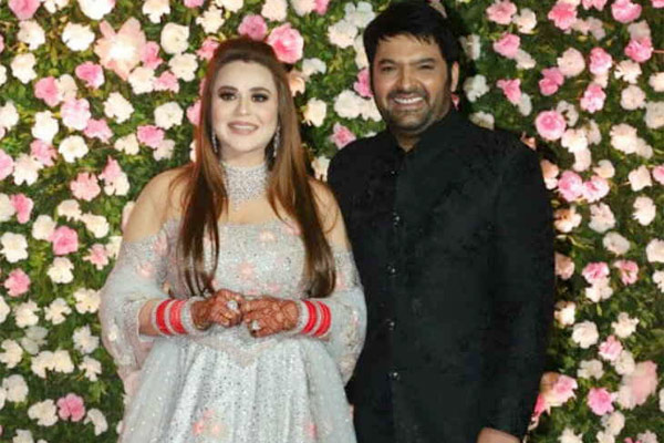 PICS:कपिल ने मुंबई में दिया दूसरा रिसेप्शन, बॉलीवुड सेलेब्रिटीज और खिलाड़ी हुए शामिल PICS:कपिल ने मुंबई में दिया दूसरा रिसेप्शन, बॉलीवुड सेलेब्रिटीज और खिलाड़ी हुए शामिल