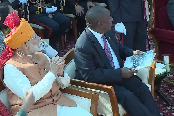 PICS: गणतंत्र दिवस के मौके पर पीएम मोदी का फिर दिखा साफा प्रेम, इस बार पहना केसरिया रंग PICS: गणतंत्र दिवस के मौके पर पीएम मोदी का फिर दिखा साफा प्रेम, इस बार पहना केसरिया रंग