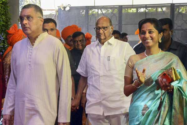 PICS: राज ठाकरे के बेटे के रिसेप्शन में सितारों, खेल और राजनीतिक दिग्गजों का जमावड़ा