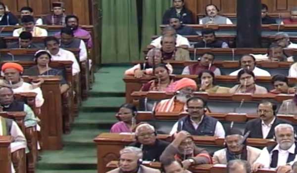 बजट झलकियां: लगे ‘मोदी, मोदी’ के नारे बजट झलकियां: लगे ‘मोदी, मोदी’ के नारे