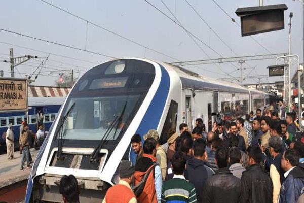 PICS: शुरू हुई ‘वंदे भारत’ एक्सप्रेस, जानें कितना चुकाना होगा किराया
