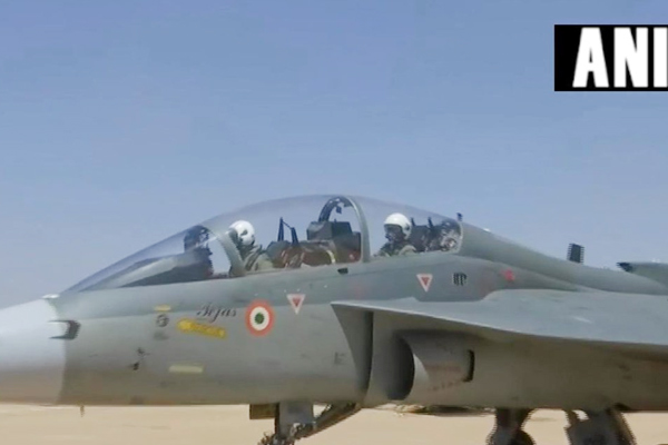 PICS: ओलंपियन पीवी सिंधु ने लड़ाकू विमान तेजस में भरी उड़ान, बनी पहली महिला