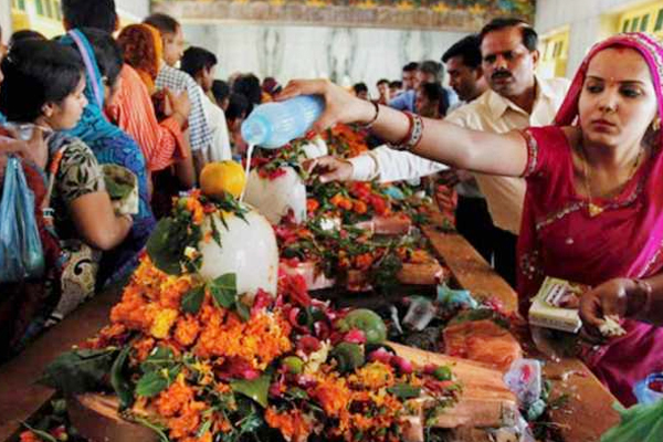 PICS: देश भर में महाशिवरात्रि की धूम, शिवालयों में उमड़े श्रद्धालु