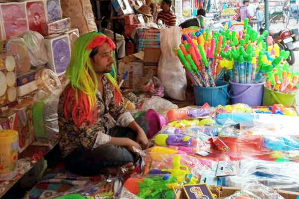 PICS: होली के रंग में रंगा बाजार, बाजार में बढी रौनक