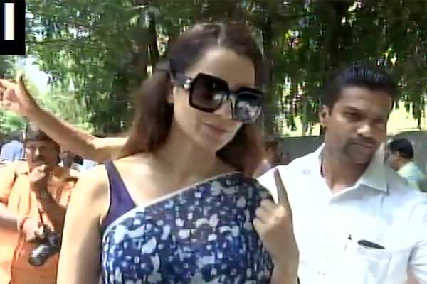 PICS: अमिताभ, माधुरी और रेखा समेत इन बॉलीवुड सितारों ने डाला वोट