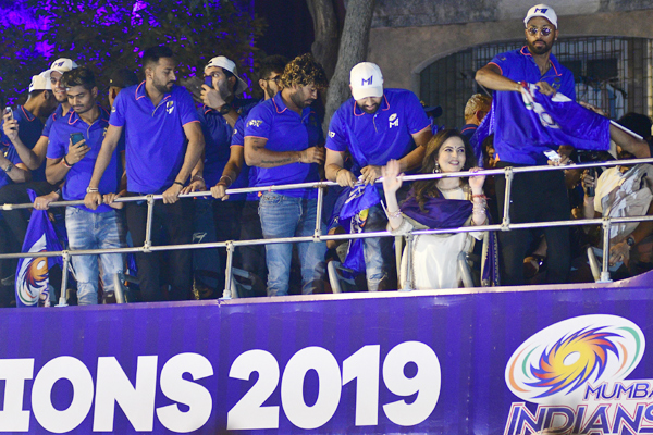 IPL: मुंबई इंडियंस ने सड़कों पर निकाली चैंपियन परेड, खुली बस में ऐसे मनाया जश्न IPL: मुंबई इंडियंस ने सड़कों पर निकाली चैंपियन परेड, खुली बस में ऐसे मनाया जश्न