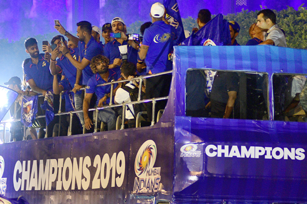 IPL: मुंबई इंडियंस ने सड़कों पर निकाली चैंपियन परेड, खुली बस में ऐसे मनाया जश्न