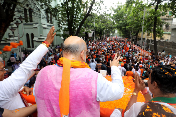 Photo : अमित शाह के रोडशो में हिंसा, कई घायल Photo : अमित शाह के रोडशो में हिंसा, कई घायल