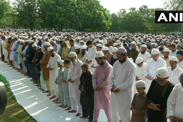 तस्वीरों में देखिए देशभर में ईद की धूम