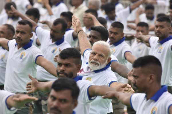 International Yoga Day: मोदी ने रांची में लगाया आसन, देखिए तस्वीरें International Yoga Day: मोदी ने रांची में लगाया आसन, देखिए तस्वीरें