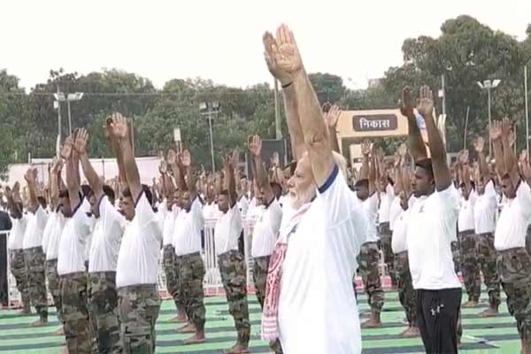 International Yoga Day: मोदी ने रांची में लगाया आसन, देखिए तस्वीरें International Yoga Day: मोदी ने रांची में लगाया आसन, देखिए तस्वीरें