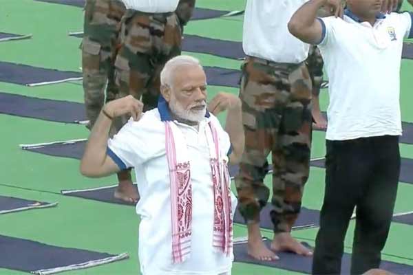 International Yoga Day: मोदी ने रांची में लगाया आसन, देखिए तस्वीरें