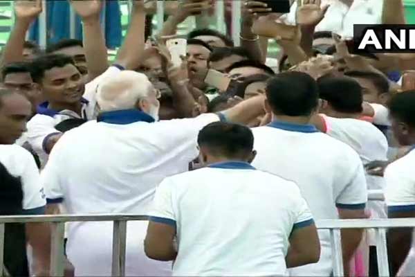International Yoga Day: मोदी ने रांची में लगाया आसन, देखिए तस्वीरें International Yoga Day: मोदी ने रांची में लगाया आसन, देखिए तस्वीरें