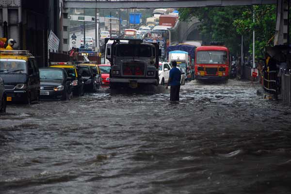 मुंबई में आज भी भारी बारिश, पानी-पानी हुई मायानगरी