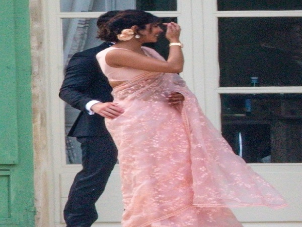 PICS: जो जोनस की शादी में पारंपरिक परिधान साड़ी में नजर आईं प्रियंका, वायरल हुई फोटो