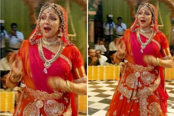 PICS: हरियाली तीज के मौके पर हेमा मालिनी ने वृंदावन के मंदिर में अपने नृत्य से बांधा समां