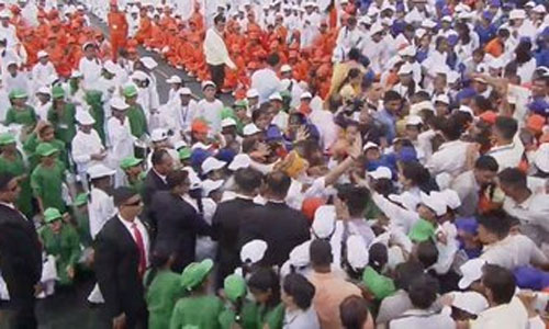 PICS: आजादी का जश्न मना रहे बच्चों के बीच पहुंचे मोदी PICS: आजादी का जश्न मना रहे बच्चों के बीच पहुंचे मोदी