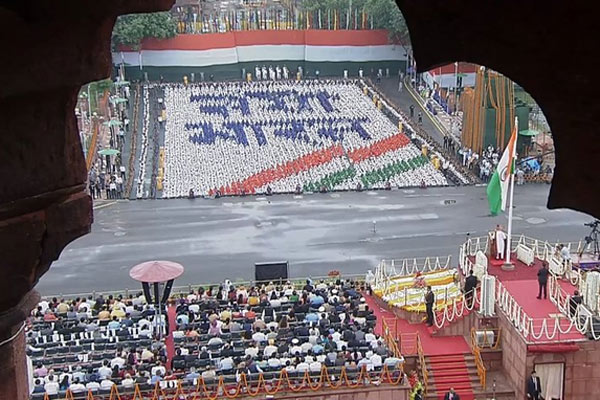 PICS: आजादी का जश्न मना रहे बच्चों के बीच पहुंचे मोदी PICS: आजादी का जश्न मना रहे बच्चों के बीच पहुंचे मोदी