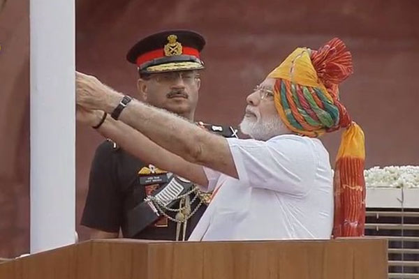 PICS: आजादी का जश्न मना रहे बच्चों के बीच पहुंचे मोदी PICS: आजादी का जश्न मना रहे बच्चों के बीच पहुंचे मोदी