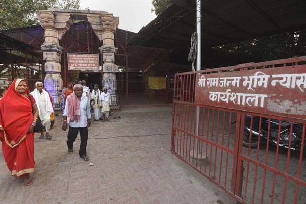 अयोध्या में सामान्य माहौल, कार्तिक पूर्णिमा पर सरयू में स्नान के लिए पहुंच रहे श्रद्धालु अयोध्या में सामान्य माहौल, कार्तिक पूर्णिमा पर सरयू में स्नान के लिए पहुंच रहे श्रद्धालु
