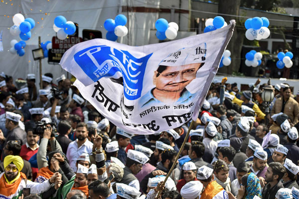 PICS: ढोल नगाड़ों से गूंज रहा है ‘AAP’ कार्यालय