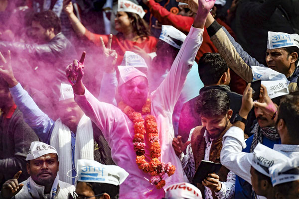 PICS: ढोल नगाड़ों से गूंज रहा है ‘AAP’ कार्यालय