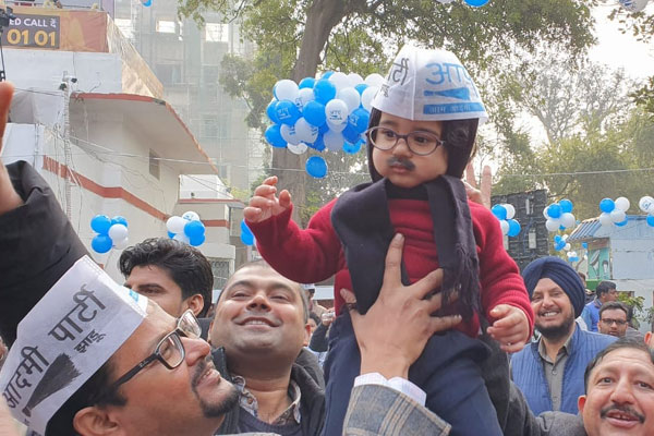 PICS: ढोल नगाड़ों से गूंज रहा है ‘AAP’ कार्यालय