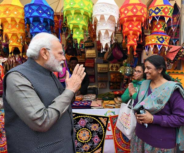 PICS: जब अचानक ‘हुनर हाट’ पहुंचे मोदी PICS: जब अचानक ‘हुनर हाट’ पहुंचे मोदी