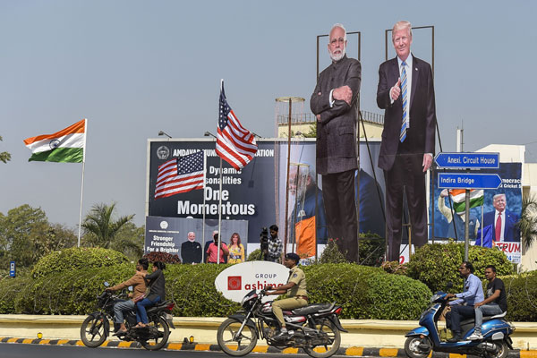 PICS: अहमदाबाद में छाए भारत-अमेरिकी संबंधों का बखान करते इश्तेहार