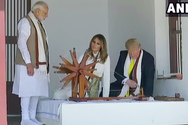 PICS: अमेरिकी राष्ट्रपति ट्रंप और मेलानिया ट्रंप ने साबरमती आश्रम में चलाया चरखा