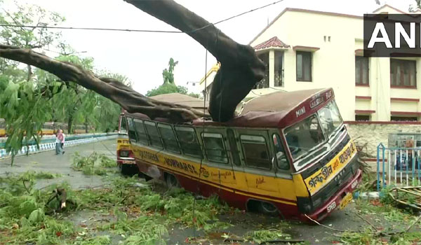 सुपर साइक्लोन अम्फान के चलते भारी तबाही,12 की गई जान