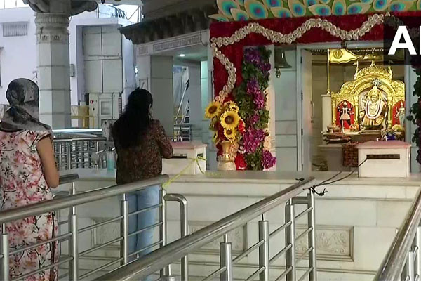 PICS: श्रद्धालुओं के लिए खुले मंदिरों के कपाट, भक्तों को मिले भगवान के दर्शन PICS: श्रद्धालुओं के लिए खुले मंदिरों के कपाट, भक्तों को मिले भगवान के दर्शन