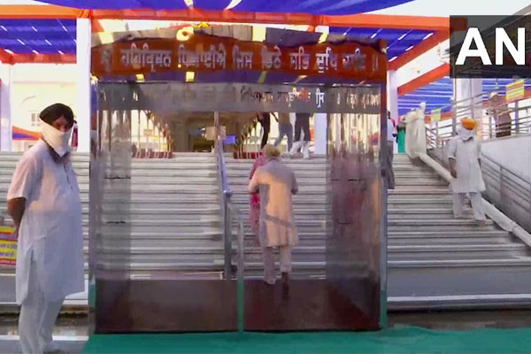 PICS: श्रद्धालुओं के लिए खुले मंदिरों के कपाट, भक्तों को मिले भगवान के दर्शन