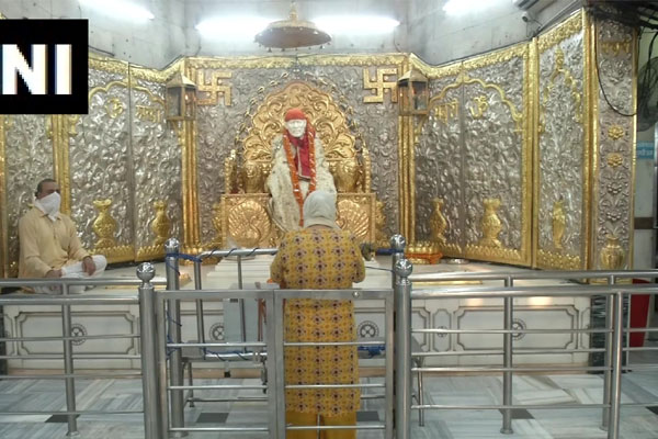PICS: श्रद्धालुओं के लिए खुले मंदिरों के कपाट, भक्तों को मिले भगवान के दर्शन