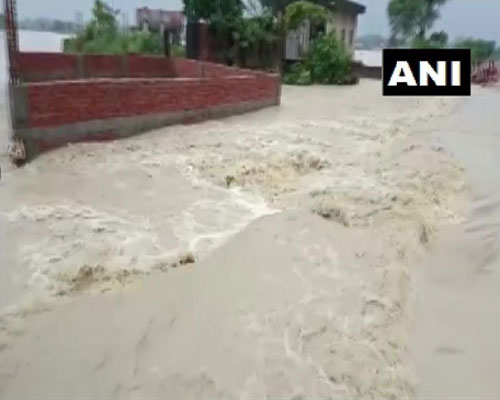बिहार में नदिया उफान पर, बडी आबादी प्रभावित बिहार में नदिया उफान पर, बडी आबादी प्रभावित