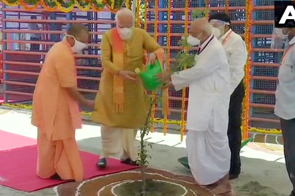 प्रधानमंत्री मोदी ने राममंदिर की रखी आधारशिला, देखें तस्वीरें