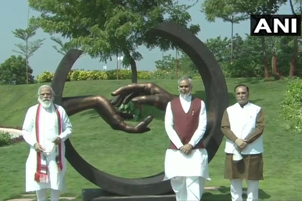 PICS: पीएम मोदी ने आरोग्य वन, एकता मॉल और पोषक पार्क का किया उद्घाटन, जानिए इनकी खासियत PICS: पीएम मोदी ने आरोग्य वन, एकता मॉल और पोषक पार्क का किया उद्घाटन, जानिए इनकी खासियत