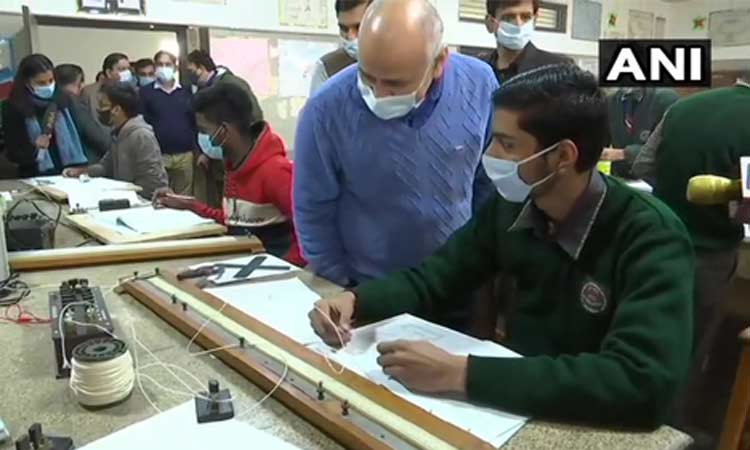 दिल्ली: 10 महीने बाद खुले स्कूल, गुब्बारों, फूलों, सेनिटाइज़र और मुस्कुराते चेहरों के साथ किया गया स्वागत दिल्ली: 10 महीने बाद खुले स्कूल, गुब्बारों, फूलों, सेनिटाइज़र और मुस्कुराते चेहरों के साथ किया गया स्वागत