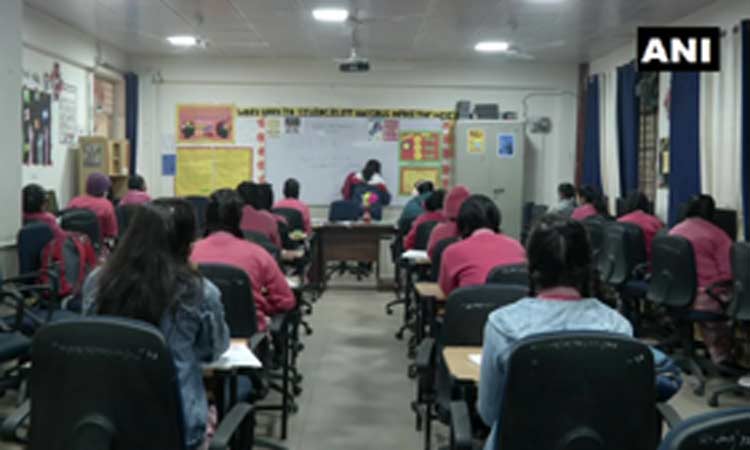 दिल्ली: 10 महीने बाद खुले स्कूल, गुब्बारों, फूलों, सेनिटाइज़र और मुस्कुराते चेहरों के साथ किया गया स्वागत दिल्ली: 10 महीने बाद खुले स्कूल, गुब्बारों, फूलों, सेनिटाइज़र और मुस्कुराते चेहरों के साथ किया गया स्वागत